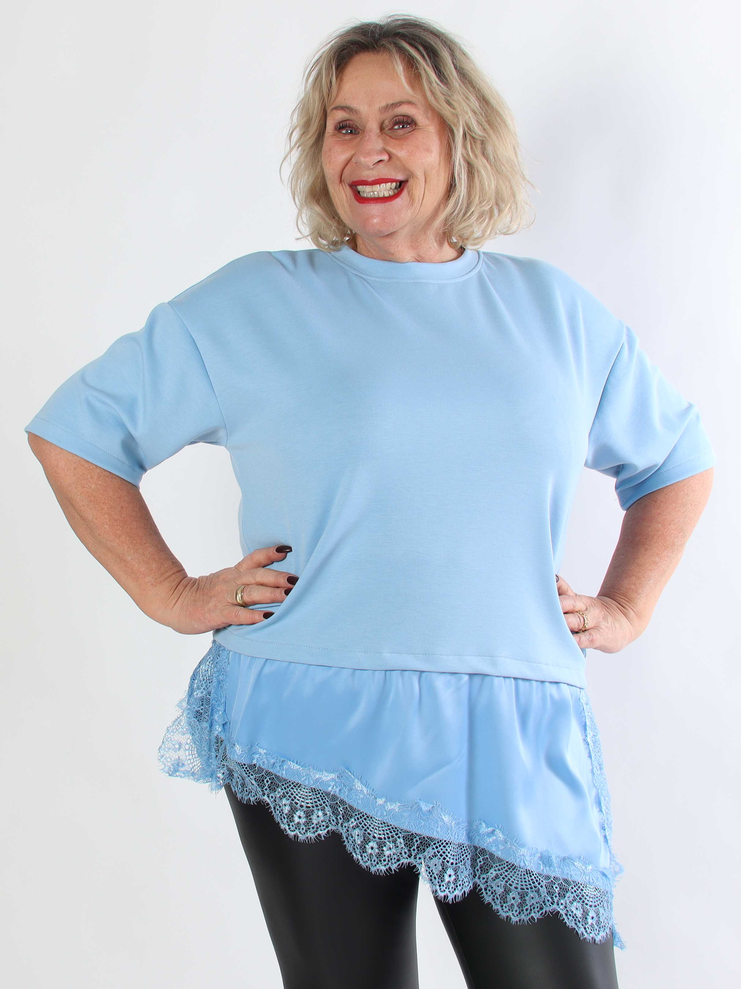 Camemi - Plus size t-shirt med indsyet top med blondekant forneden